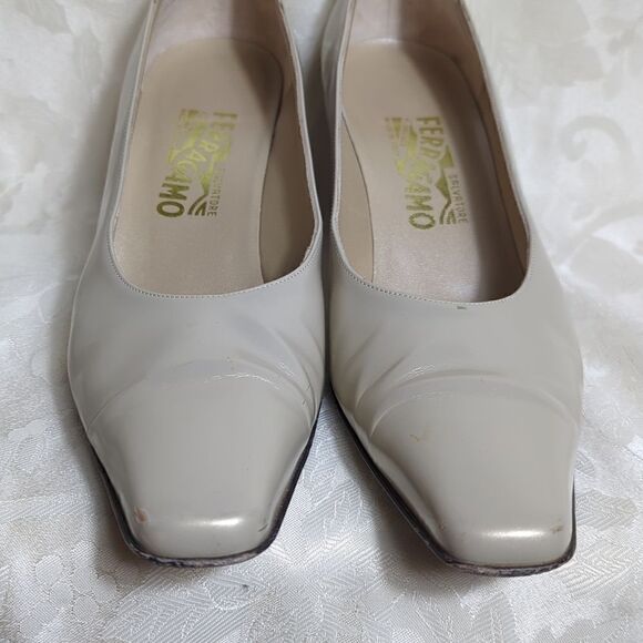 Salvatore Ferragamo Vintage Neutral Opal Tan Metal Heels - Picture 4 of 10